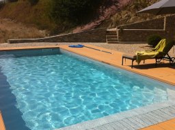 piscina con bordo in legno